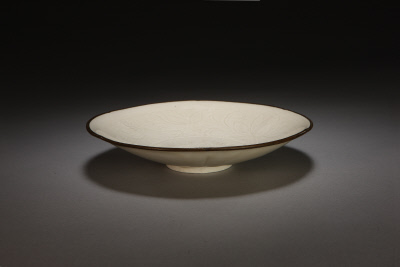 图片[1]-Dingyao white glaze carved lotus flower plate-China Archive